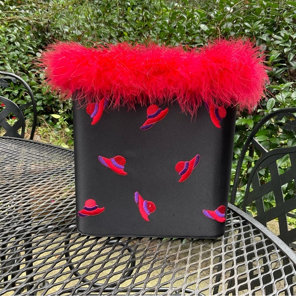 👁️Catching Adorable Brilliant Red Feather Embroidered Hat Hard Body Bag! - Picture 5 of 16